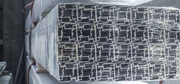 Profili in alluminio per vetrine refrigerate. 